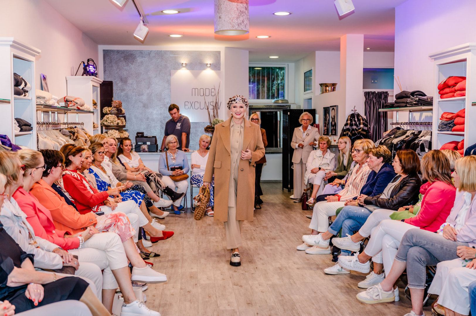 Modenschau Herbst 2023 / 2024 – Bild 18