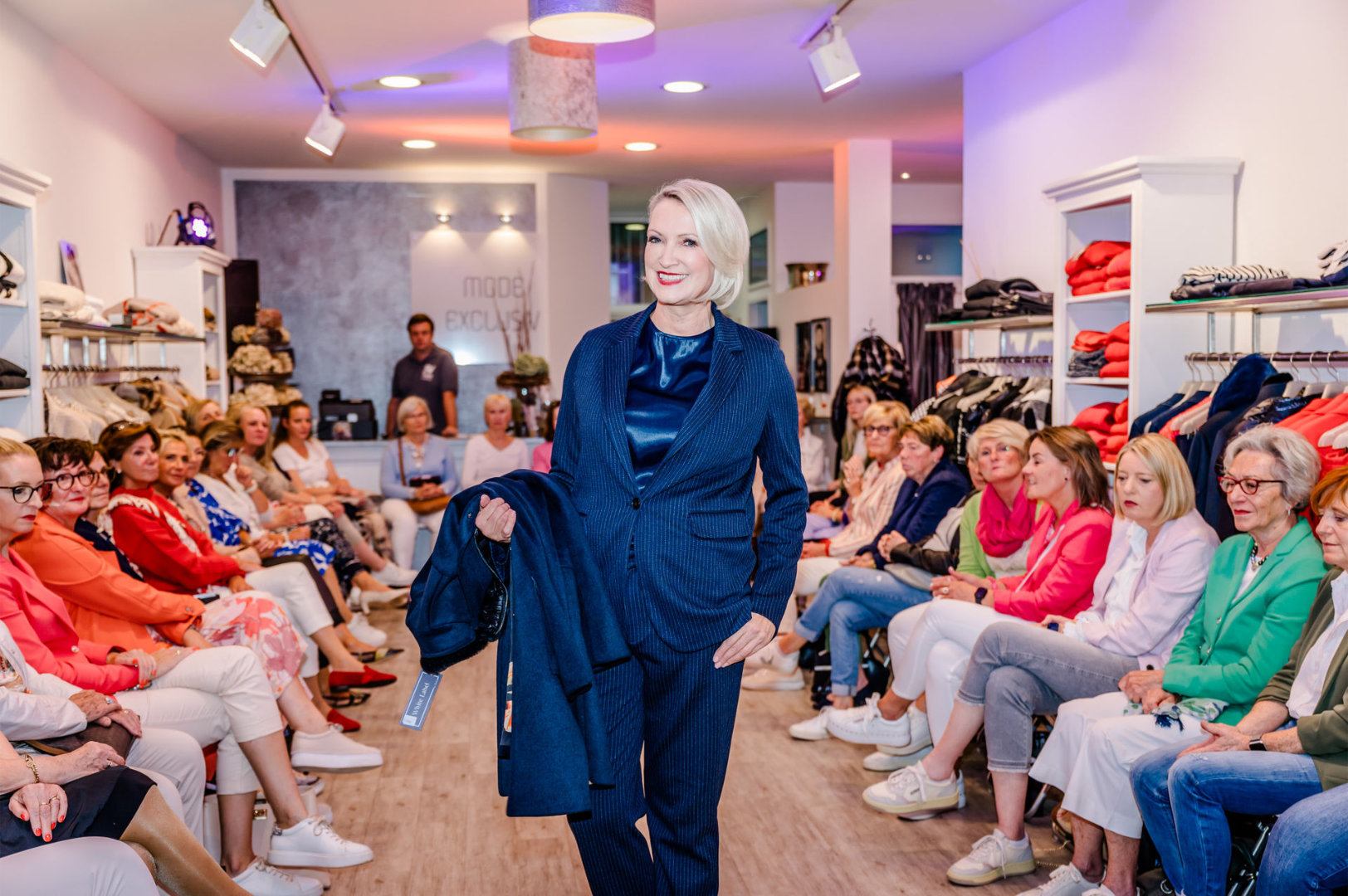 Modenschau Herbst 2023 / 2024 – Bild 23