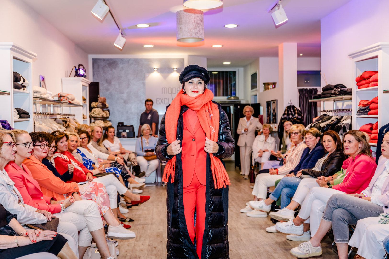Modenschau Herbst 2023 / 2024 – Bild 30