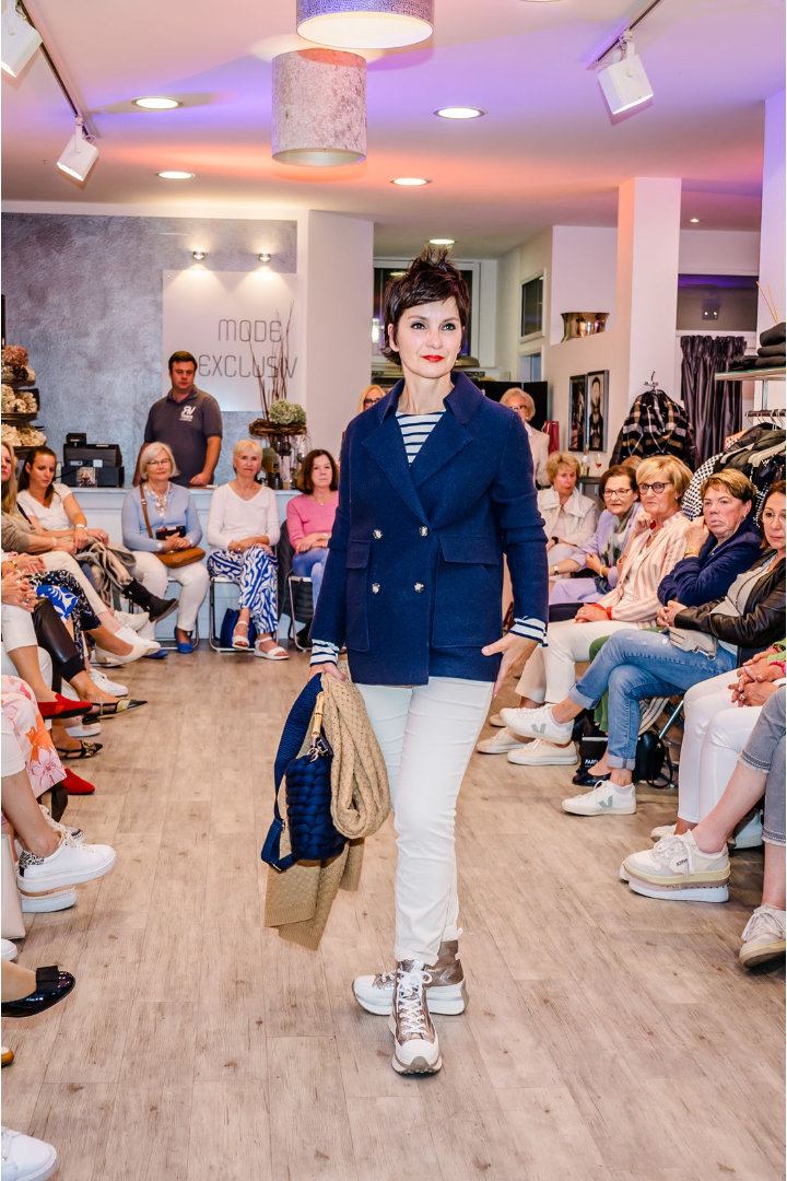 Modenschau Herbst 2023 / 2024 – Bild 45